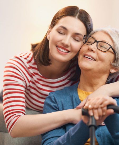 Angehörige sprechen mit Pflegepersonal über Betreuung in Zürich